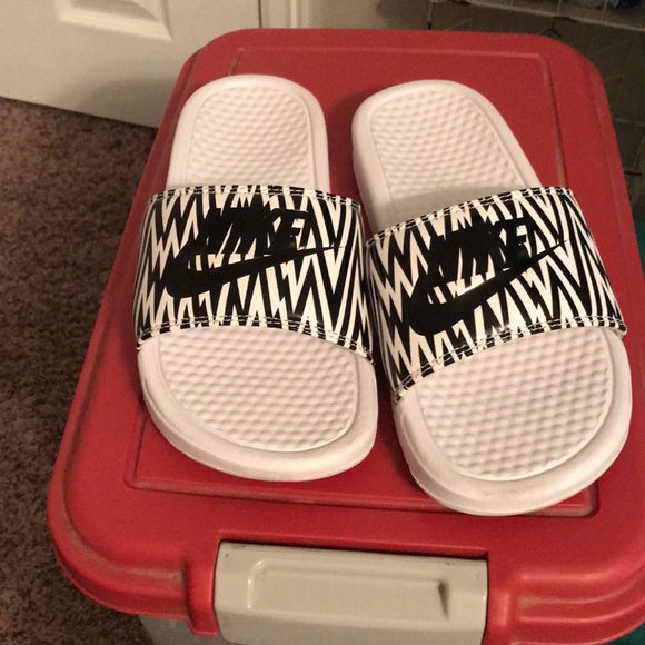 Nike Shoes - CHEVRON NIKE SLIDES 🤙🏻